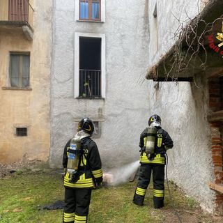Appartamento in fiamme a Castello Cabiaglio: un ferito