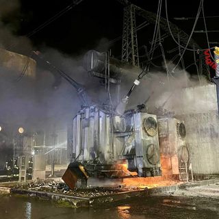 FOTO. Trasformatore con 6000 litri di olio in fiamme in una centrale di Cagno: vigili del fuoco al lavoro da stanotte