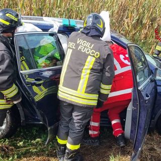 FOTO. Schianto tra due auto a Cairate, una finisce fuori strada: due donne ferite
