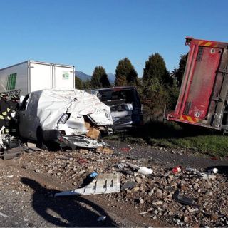 Spaventoso incidente in A4: si schiantano tra camion, un furgone e un'auto
