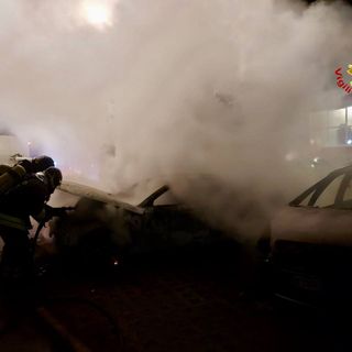 FOTO. Fiamme nella notte a Tradate: due auto in sosta distrutte