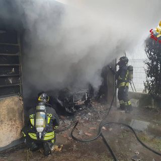 FOTO. Vergiate, incendio in un box: auto distrutta dalle fiamme