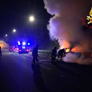 Veicolo distrutto dalle fiamme sulla 336 di Malpensa. Il conducente riesce a mettersi in salvo