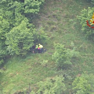 L'elicottero dei vigili del fuoco di Malpensa salva quattro escursionisti in difficoltà nel Bresciano