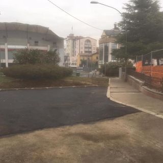 Piazza Repubblica, via l'aiuola verde e spunta una colata di cemento, Civati: «Lì verrà spostata l'edicola»