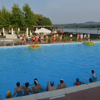 Adesso è davvero estate: domani riapre la piscina del Lido della Schiranna