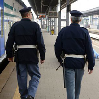 Tenta di violentare una quindicenne sul treno, preso alla stazione. De Corato: «La sinergia tra forze dell'ordine è modello» Tenta di violentare una quindicenne sul treno, preso alla stazione. De Corato: «La sinergia tra forze dell'ordine è modello»
