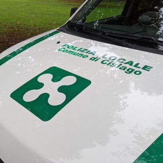 Senza assicurazione, i vigili gli sequestrano l’auto e lo ritrovano al volante dopo pochi minuti: «Mi servano le sigarette»