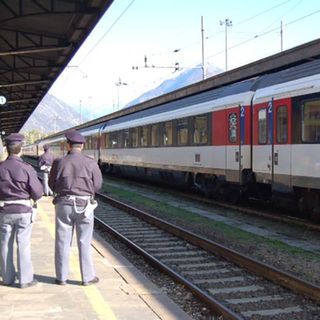 Era ricercato per spaccio a Busto, preso sul treno a Domodossola