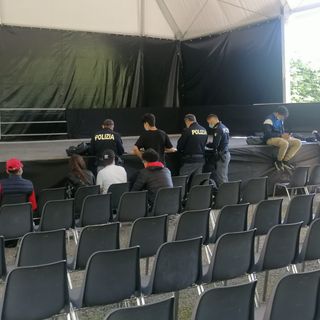 Musica, bivacchi e lanci di sedie ai Giardini: la polizia identifica un gruppo di ragazzini