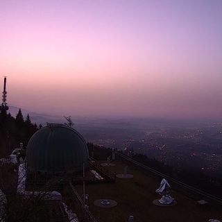 Un'incredibile immagine dall'osservatorio del Campo dei Fiori con il cielo colorato di rosa ed ocra all'alba di oggi (foto tratta dalla pagina Facebook della Società Astronomica G.V. Schiaparelli)
