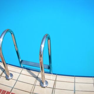 Domenica drammatica in una piscina del Comasco: gravissimo un bimbo di 5 anni