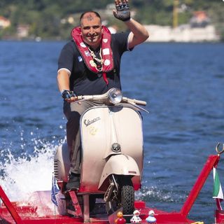 “In viaggio per la vita”: in un libro le imprese solidali del vespista Alessandro Pozzi per i bambini dell’Oncoematologia pediatrica di Varese