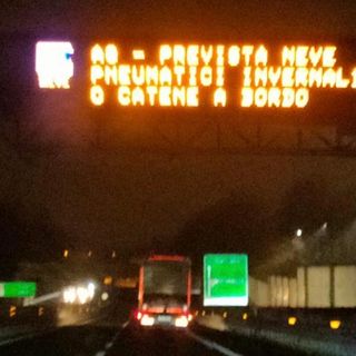 Gli avvisi luminosi di questa sera sull'Autolaghi in vista del peggioramento delle condizioni meteo previsto per domani (foto Galbiati)