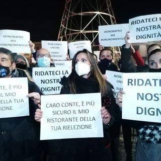FOTO E VIDEO. Gallarate, commercianti in piazza: «Fateci lavorare e dateci adeguati ristori»