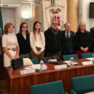 Il presidente Magrini, al centro, con i consiglieri provinciali presenti stamattina a Villa Recalcati