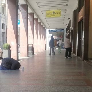 La presenza di questuanti in zona piazza Repubblica è aumentata nelle ultime settimane