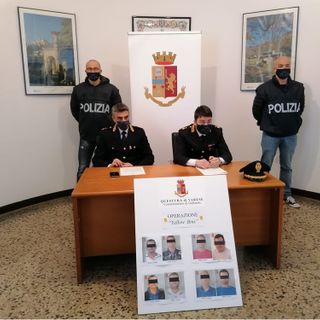 FOTO E VIDEO. Gallarate, cocaina nei cassonetti gialli dei vestiti usati. Sgominata banda di spacciatori albanesi