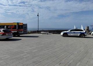 Tragedia in Liguria, accusa un malore in spiaggia: morto un turista di Castellanza
