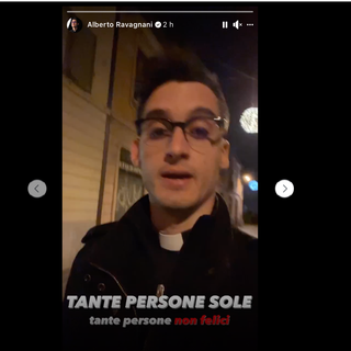 Don Alberto nella sua passeggiata social