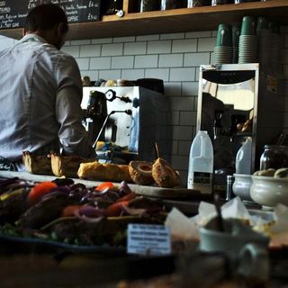 Ipotesi riaperture di bar e ristoranti a pranzo dal 26 aprile (e a maggio anche la sera) nelle regioni con dati sostenibili