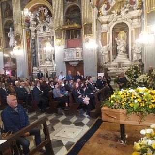 L'ultimo saluto a Franco Gatti, il &quot;baffo&quot; dei Ricchi e Poveri: «Hai preso la chitarra e hai suonato per noi, grazie» (Video)