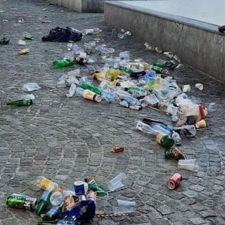 La situazione di piazza Vittorio Emanuele questa mattina, dopo la serata in centro di giovedì