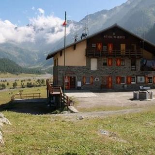Il rifugio criticato dai turisti per l'assenza dei servizi igienici in camera: «Da noi accoglienza vera e calorosa, ma non siamo un hotel...»