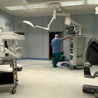 Robot chirurgico in fase di montaggio nelle sale operatorie del Circolo