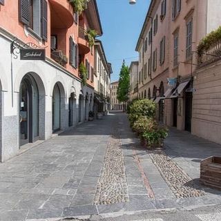 La foto di Varese deserta all'inizio dell'area pedonale che da via Veratti conduce in piazza Carducci postata dal sindaco Galimberti
