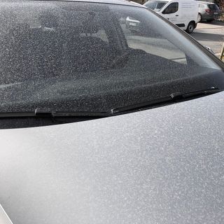 La foto postata dalla pagina Facebook ufficiale di MeteoSvizzera con il consiglio di... non lavare l'auto almeno fino a domani