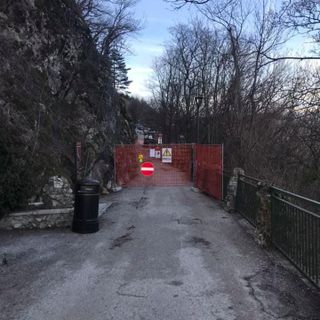 Accesso al Borgo del Sacro Monte chiuso, l'appello dei residenti: «Ricavare un passaggio pedonale»