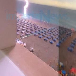 Fulmine si abbatte sulla spiaggia di Diano Marina: la saetta vicina a lettini e pedalò