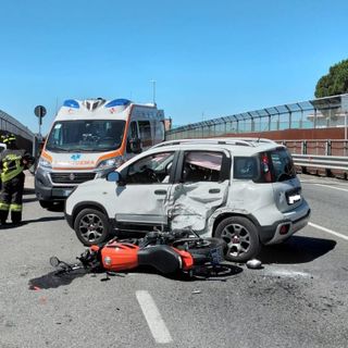 Uboldo, scontro tra auto e moto sul cavalcavia. Feriti due ventenni
