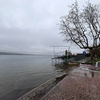 Maltempo, torna a salire il livello del lago di Varese: alla Schiranna si lavora &quot;a mollo&quot;