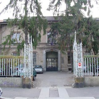 «Mamma ho sentito il muro tremarmi addosso», ragazzi evacuati dalla scuola Righi