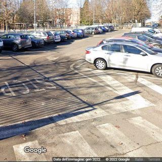 Sedicenne finisce in ospedale dopo essere stato picchiato nel parcheggio della scuola da due ventenni