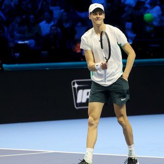 Sinner fa l'impresa: batte per la prima volta Djokovic e 'vede' le semifinali delle Atp Finals
