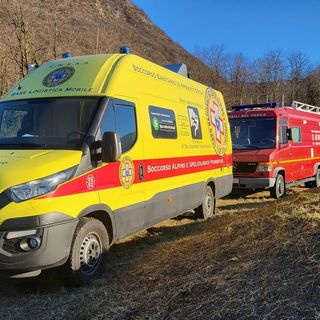 Il cane cade nel fiume: tenta di recuperarlo ma rimane bloccato in un burrone