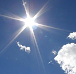 Abbracciamo il Sole: La variegata tavolozza delle tendenze moda estate 2023