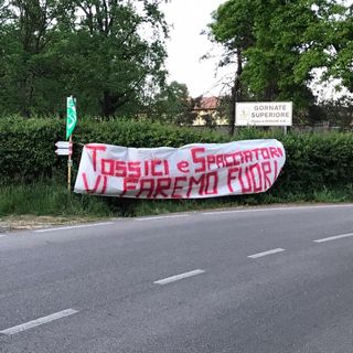 Gornate, striscione contro gli spacciatori, Bianchi (Lega): «Cittadini esasperati»