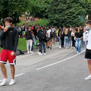 Niente festa in centro per la fine dell’anno, i ragazzi restano a scuola