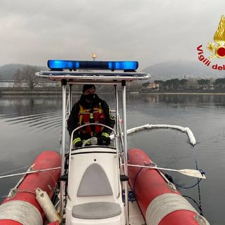 Sversamento di idrocarburi nel Fiume Tresa, vigili del fuoco al lavoro con il soccorso acquatico