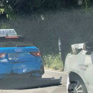 Tamponamento con auto della &quot;scuola guida&quot; in via Gasparotto: soccorsi in azione e code fino a viale Europa