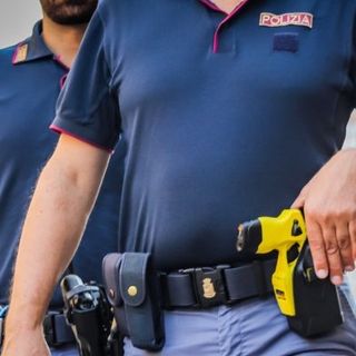 Varese, coltello alla gola in via Como. Aggressore fermato dalla polizia con il taser e arrestato
