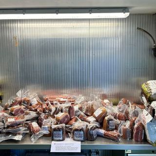 Tornano dalla vacanza con 312 chili di salumi nel bagagliaio: auto svizzera &quot;pizzicata&quot; in dogana