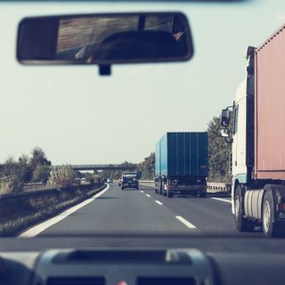 A chi rivolgersi per organizzare un trasporto merci tra l'Italia e la Svizzera