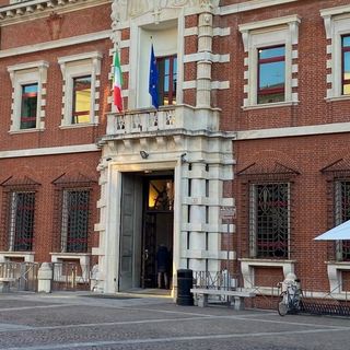 Si finge avvocato e truffa due donne: condannato
