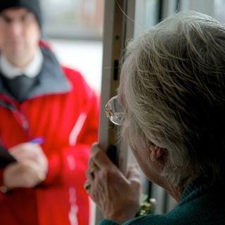 Ancora truffe agli anziani, De Corato: «Solidarietà alle vittime. Da regione 900 mila euro per campagna sensibilizzazione» Ancora truffe agli anziani, De Corato: «Solidarietà alle vittime. Da regione 900 mila euro per campagna sensibilizzazione»