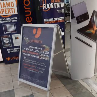 Una storica vetrina lascia le Corti: dal 12 febbraio chiude Unieuro